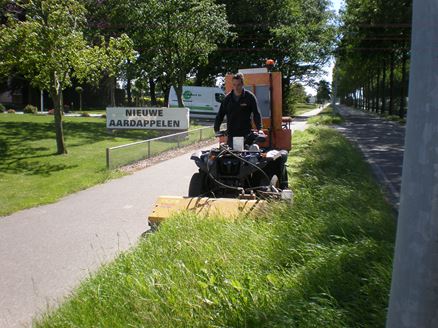 Mark Hogervorst fronthef met klepelmaaier op Quad gebouwd